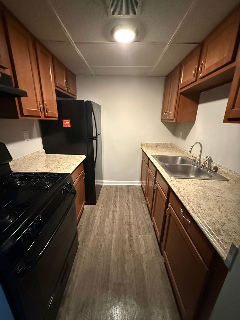 Lexington Apartment: 2074 Fairmont Court