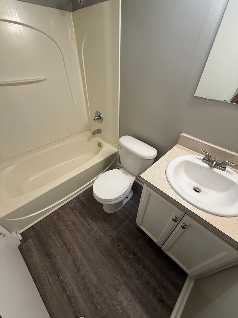 Lexington Apartment: 2082 Fairmont Court