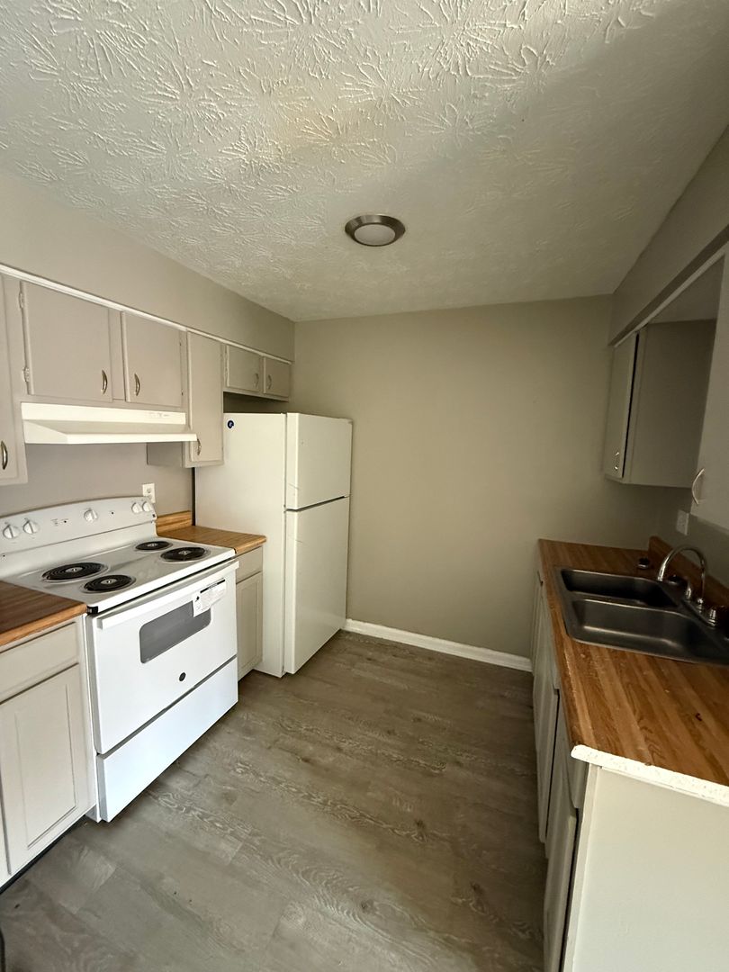 Lexington Apartment: 1582 Martha Court