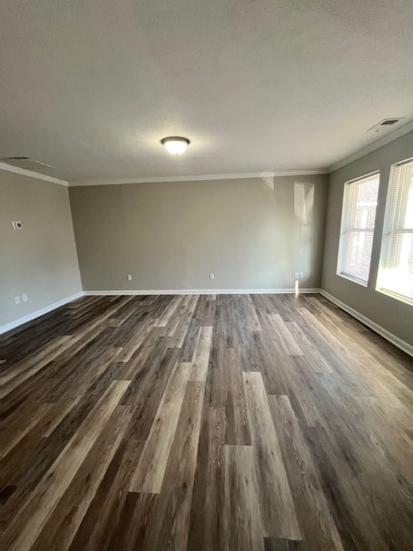 Lexington House: 820 Charles Ave