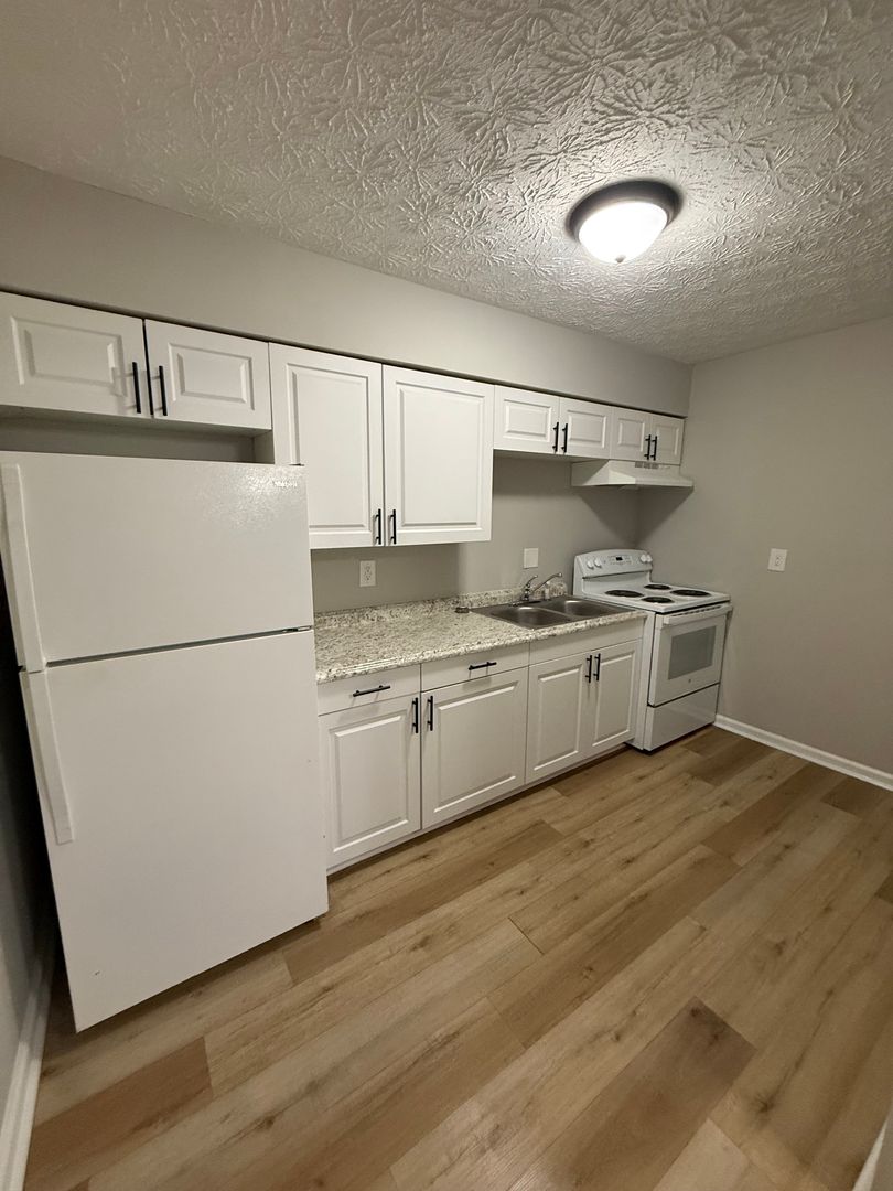 Lexington Apartment: 2069 Fontaine Road