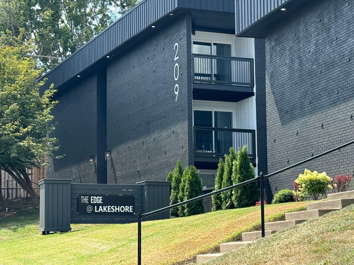 Lexington Apartment: 201 Lakeshore Dr #6