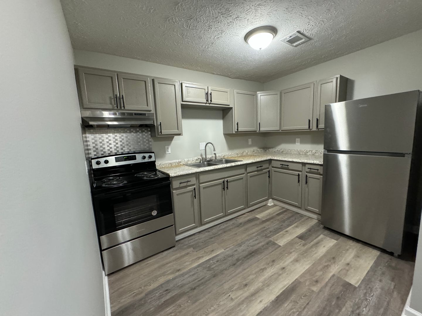 Lexington Apartment: 209 Lakeshore Dr