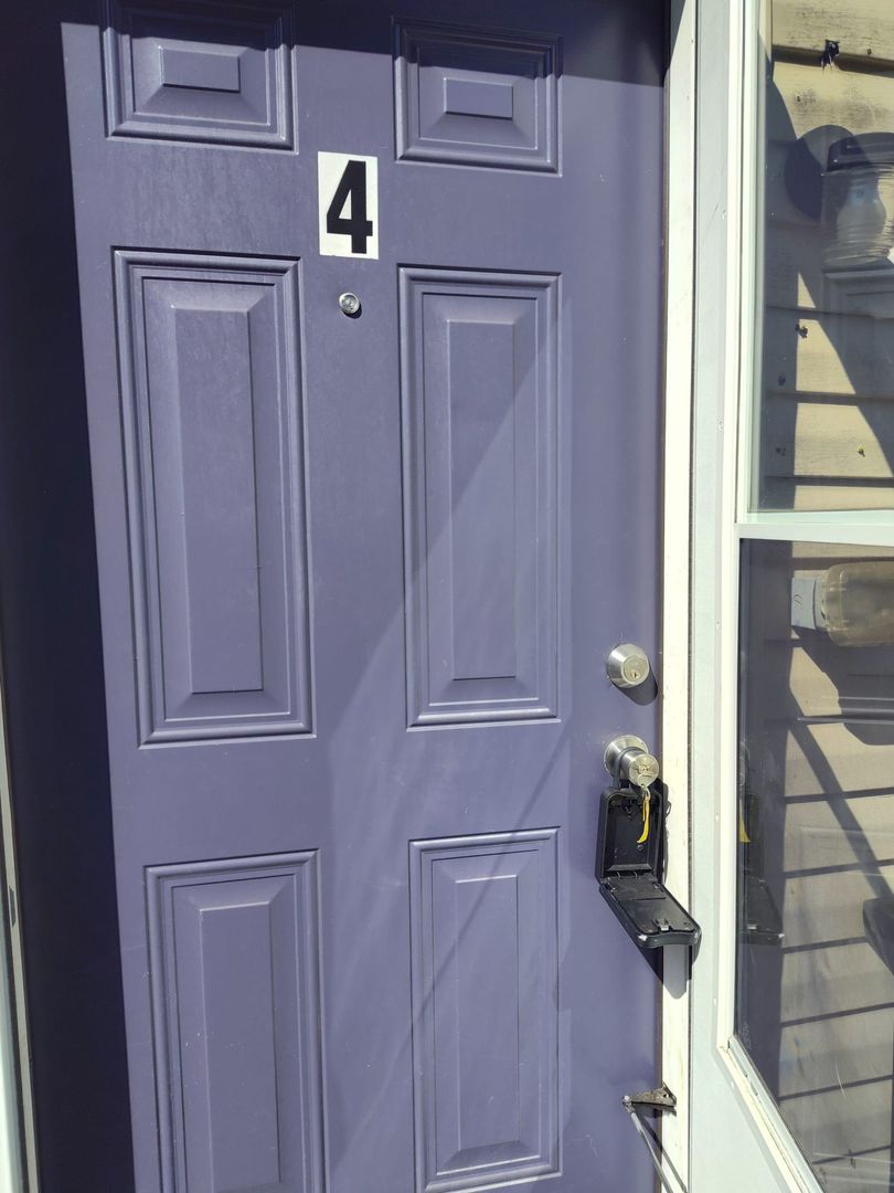 Lexington Apartment: 734 N. Broadway