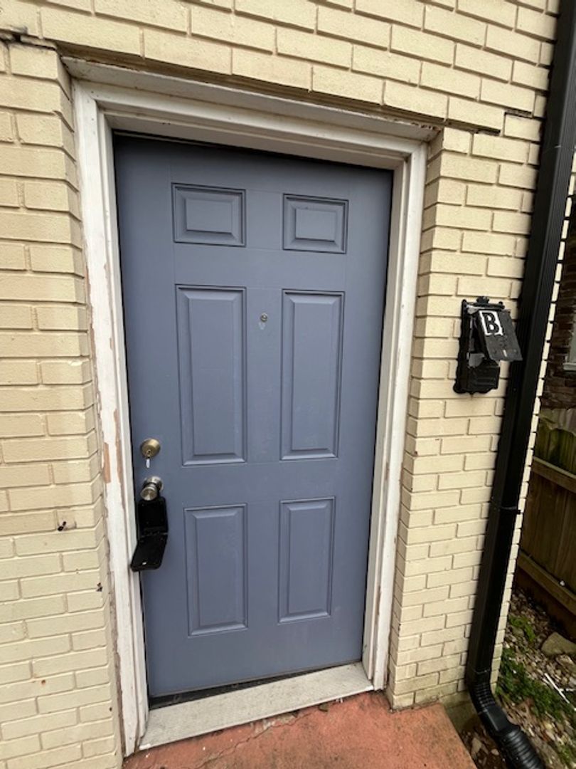 Lexington Apartment: 728 N Broadway