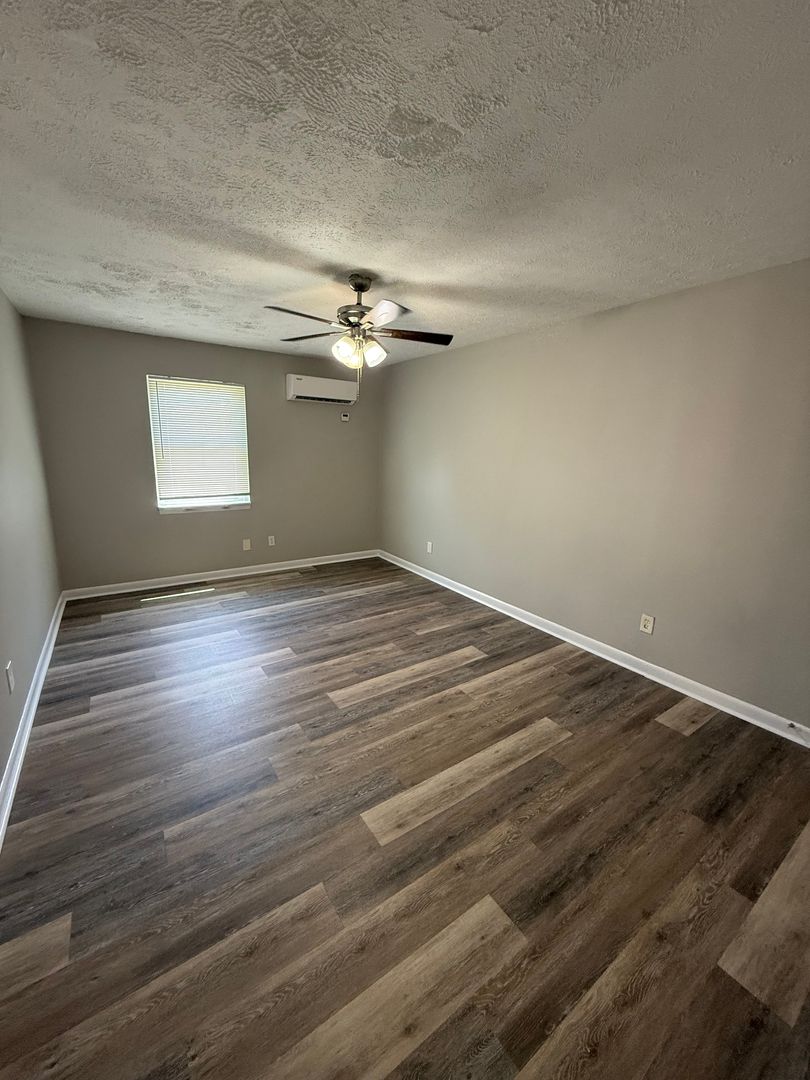 Lexington Apartment: 2082 Fairmont Court
