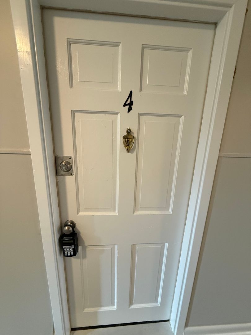 Lexington Apartment: 2074 Fairmont Court