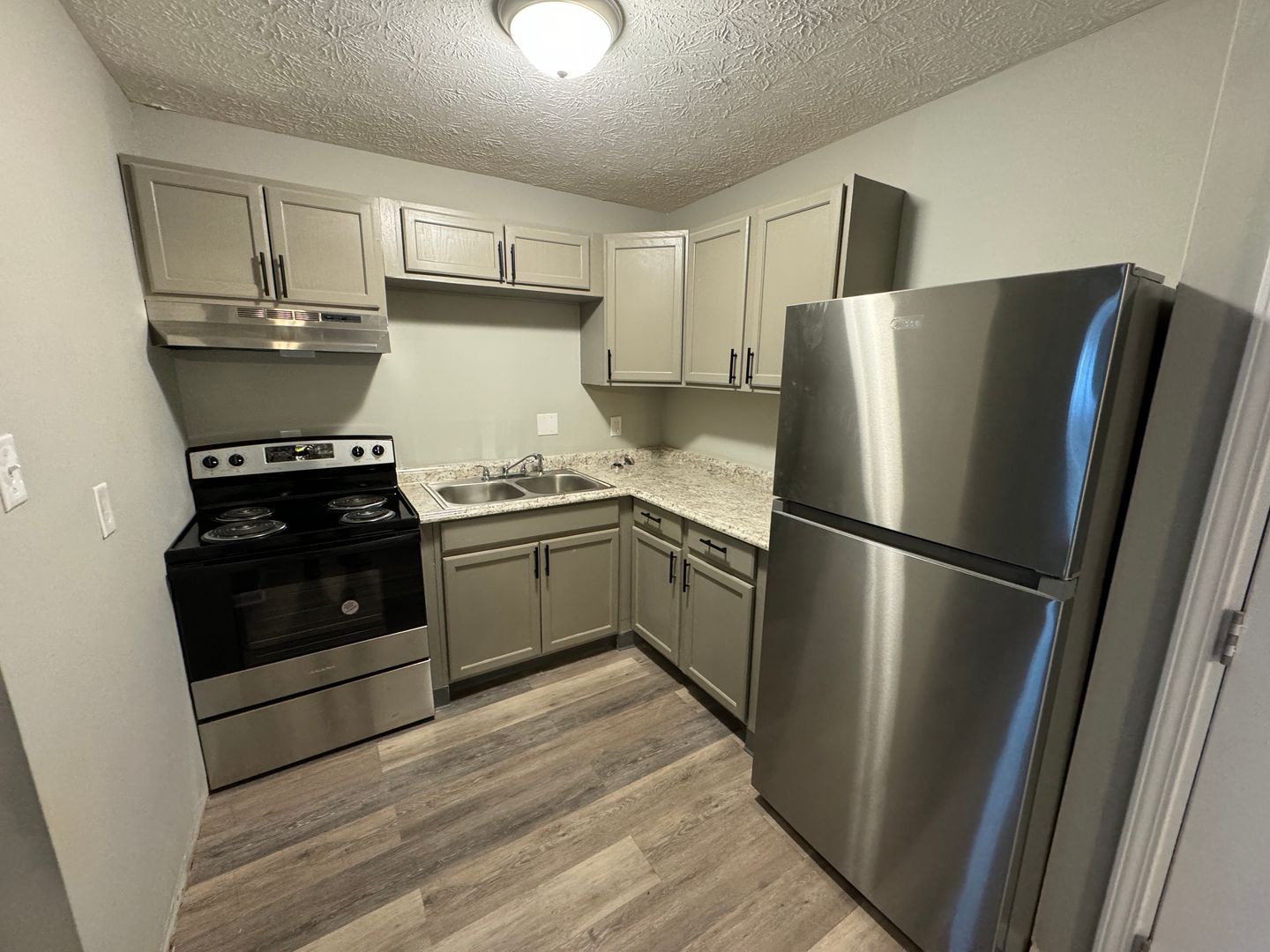 Lexington Apartment: 209 Lakeshore Dr