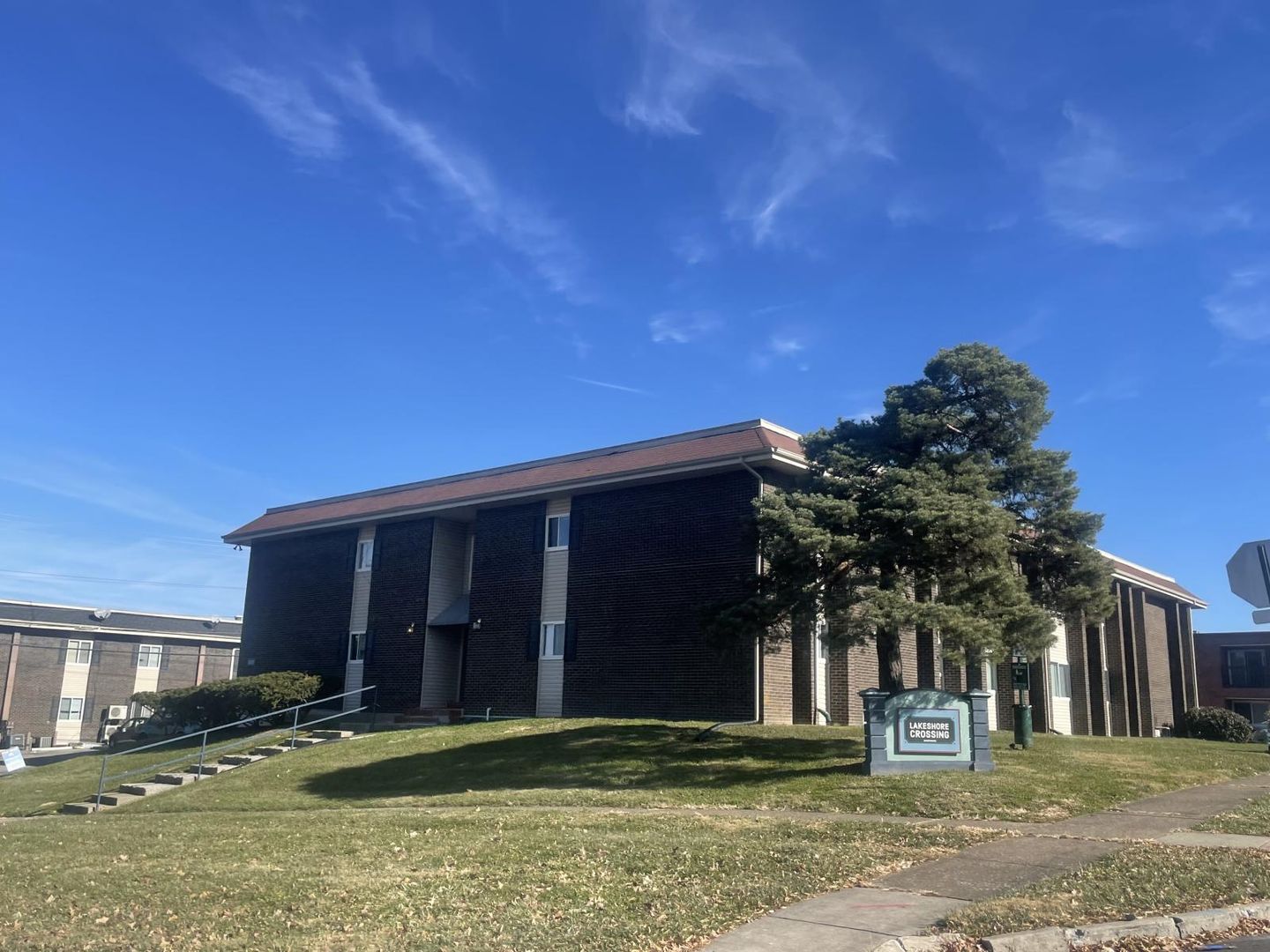 Lexington Apartment: 208 Lakeshore Drive