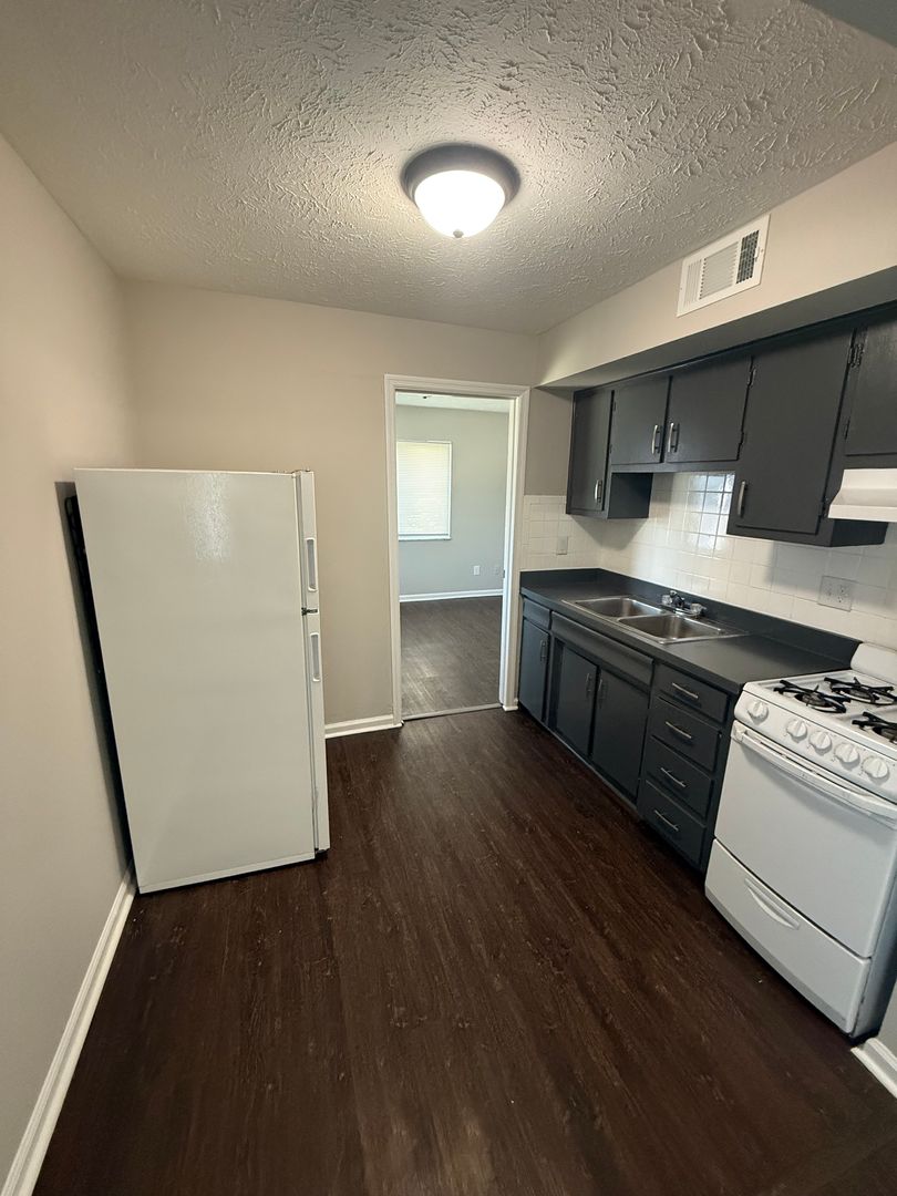 Lexington Apartment: 208 Lakeshore Drive