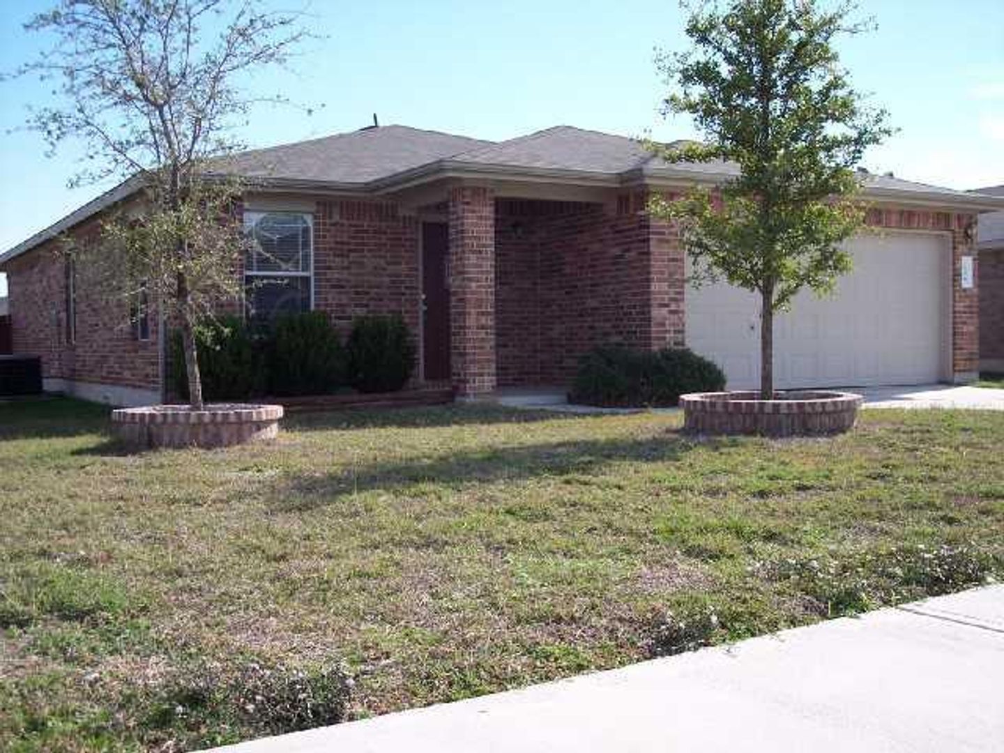 Leander House: 208 Carol Ave
