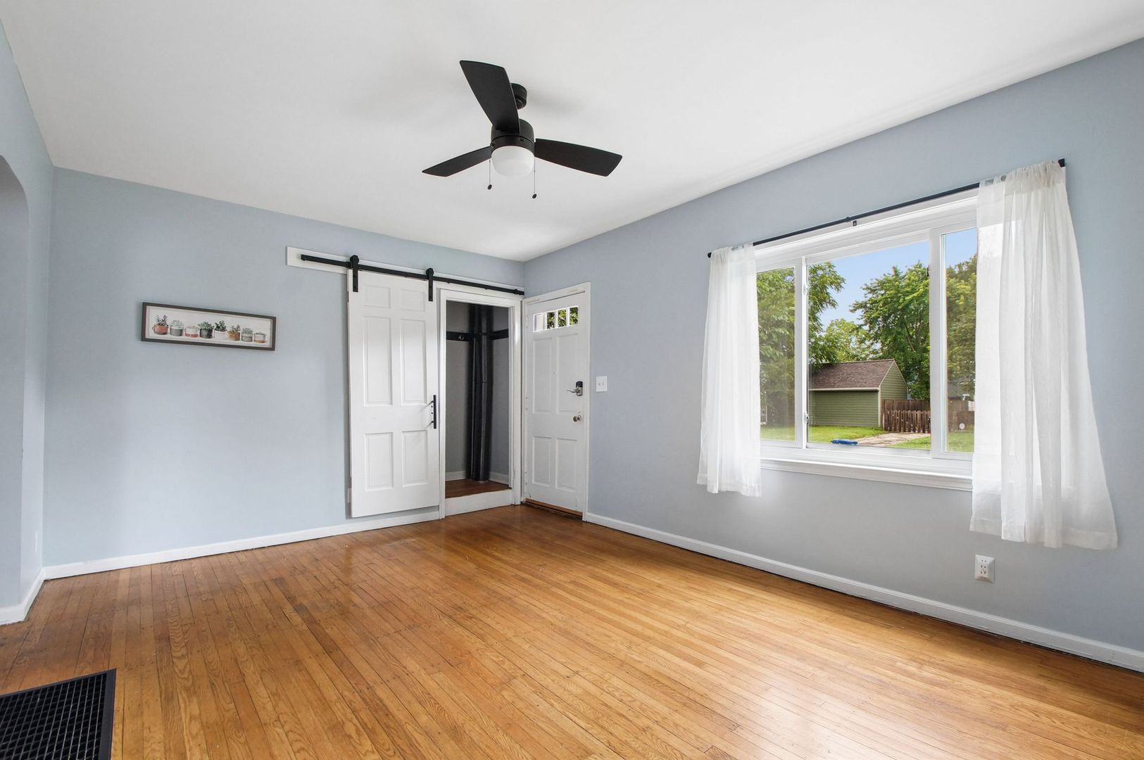 3010 Woodbine Place 2 of 11