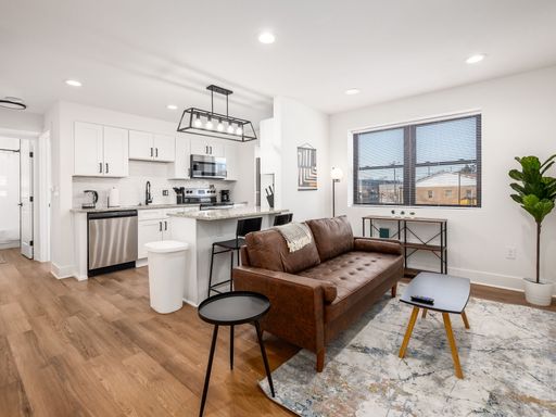 MOVE-IN SPECIAL: FREE DEPOSIT! Ideal East Side Location with Easy Downtown Access on Livingston – photo 1