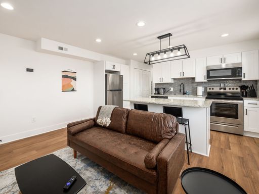 ✨ Bright & Updated 2-Bedroom Apartment with In-Unit Washer & Dryer – photo 1