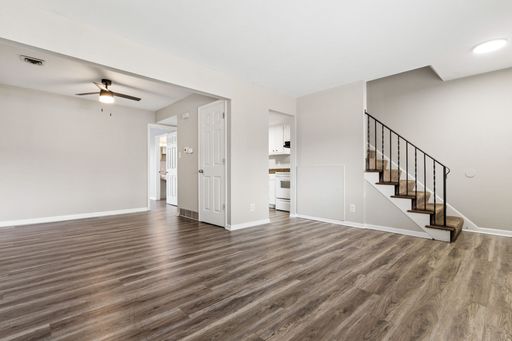 Spacious 3-Bedroom Apartment with 1.5 Baths, Private Parking & In-Unit Laundry! – photo 1