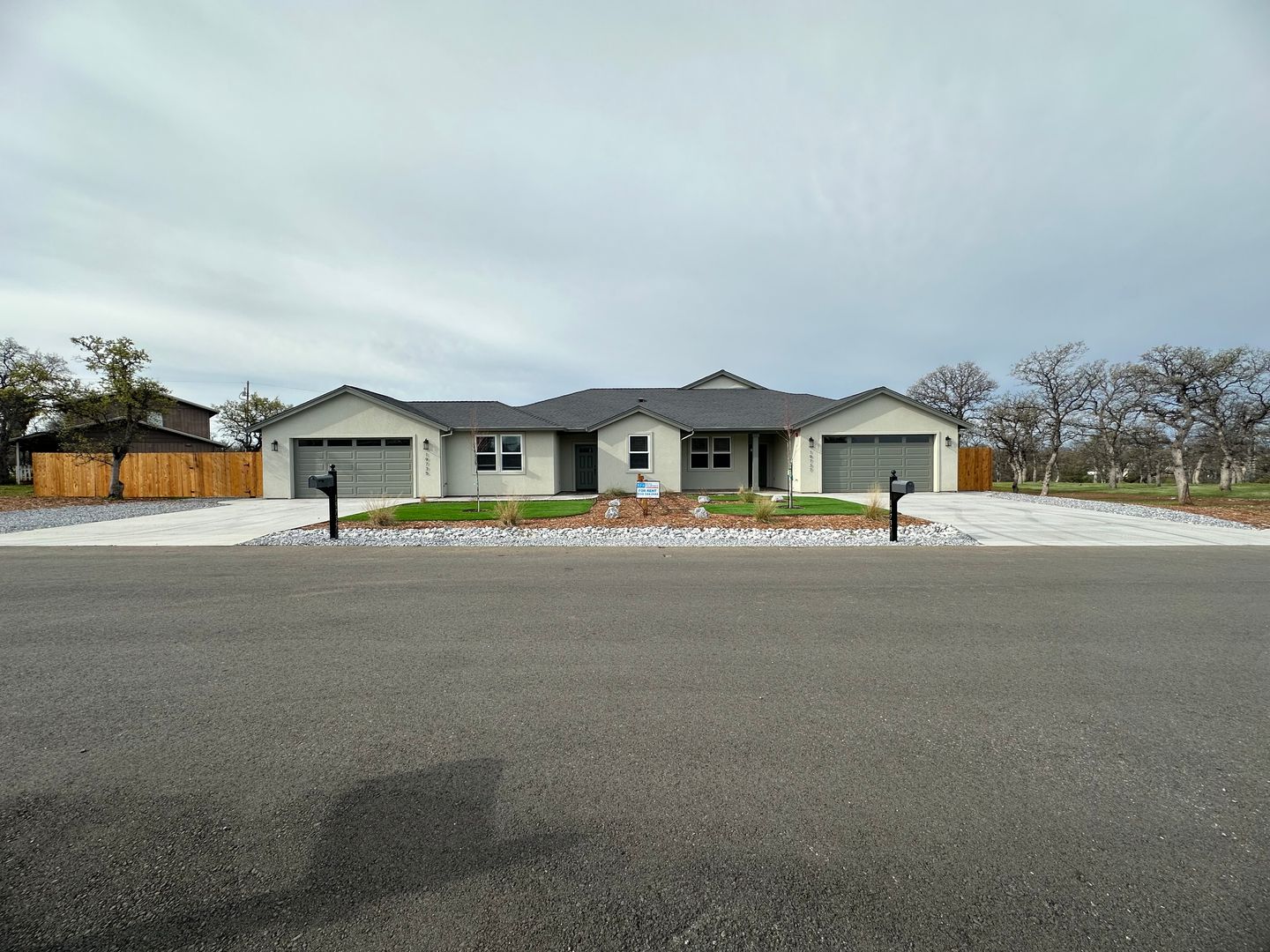 Cottonwood Multiplex: 19735 & 19737 Indian Creek Drive