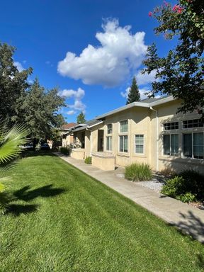 2 BED 2 BATH TOWNHOME WITH NEW CARPET – photo 1