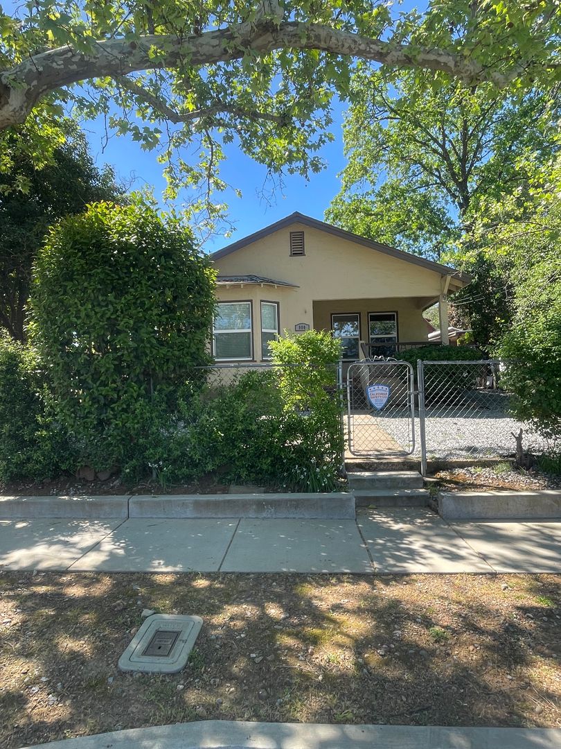 Redding House: 990 West Street