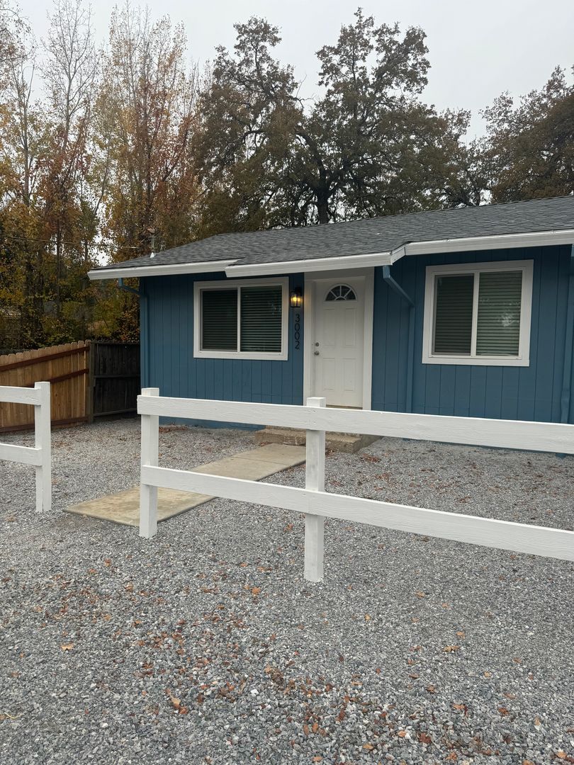 Shasta Lake Apartment: 3000 & 3002 West Street