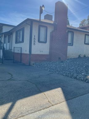 UPSTAIRS 2 BED 1 BATH NEAR DOWNTOWN LOCATION – photo 1