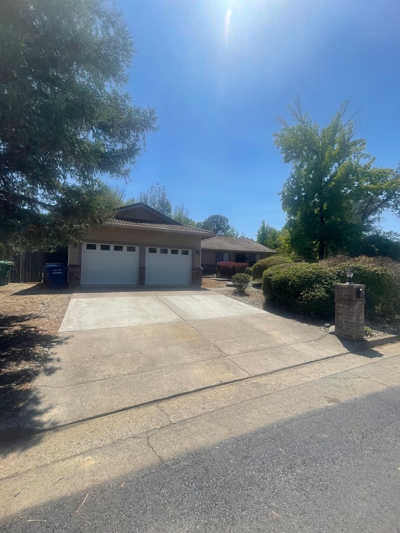 Redding House: 651 Country Oak Drive