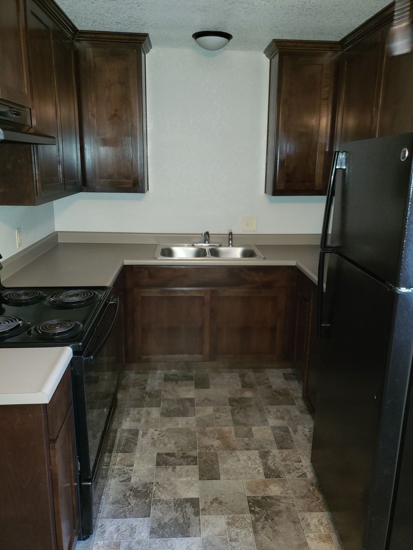 Redding Apartment: 1980-1996 10th Street