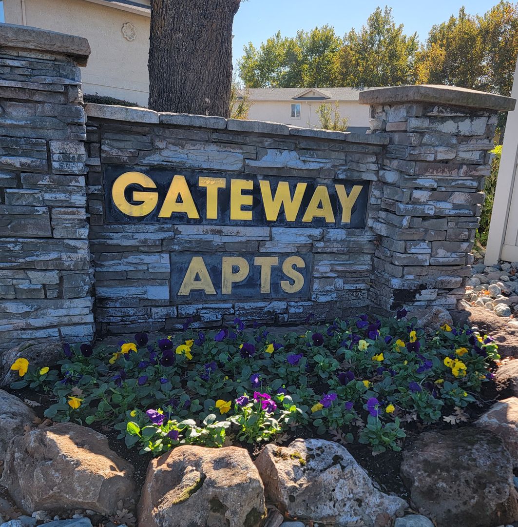 Anderson Apartment: 2600 Shady Ln