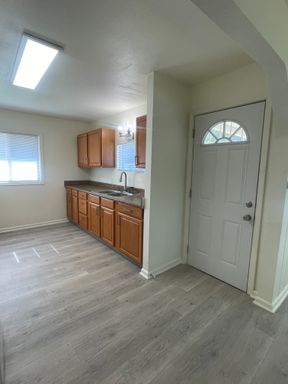 SPACIOUS UPGRADED 2 BED 1 BATH HOUSE WITH 2 CAR GARAGE – photo 1