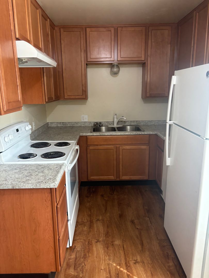Redding Apartment: 1945-1959 8th Street