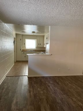 DOWNSTAIRS END UNIT IN DOWNTOWN REDDING PET FRIENDLY – photo 1
