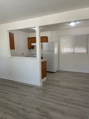 Downstairs 1 Bedroom 1 Bath Apartment With New Flooring – photo 1