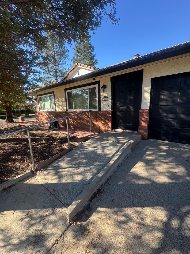 Redding House: 310 Woodhill Drive