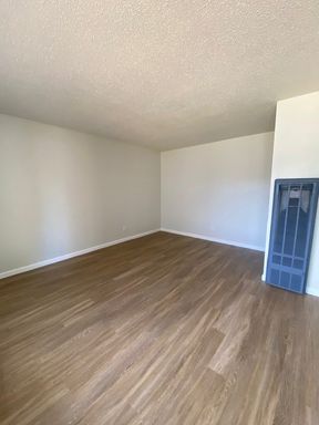 Downstairs 2 Bed 1 Bath In A Great Downtown Location *Pet Friendly* – photo 1
