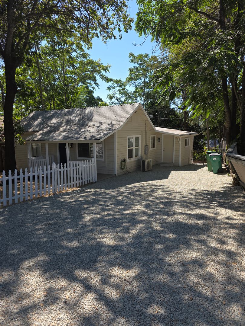 Shasta Lake House: 4072 Flower Street