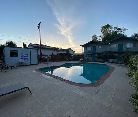 UPSTAIRS 2 BEDROOM 1 BATH END UNIT IN DOWNTOWN AREA – photo 1