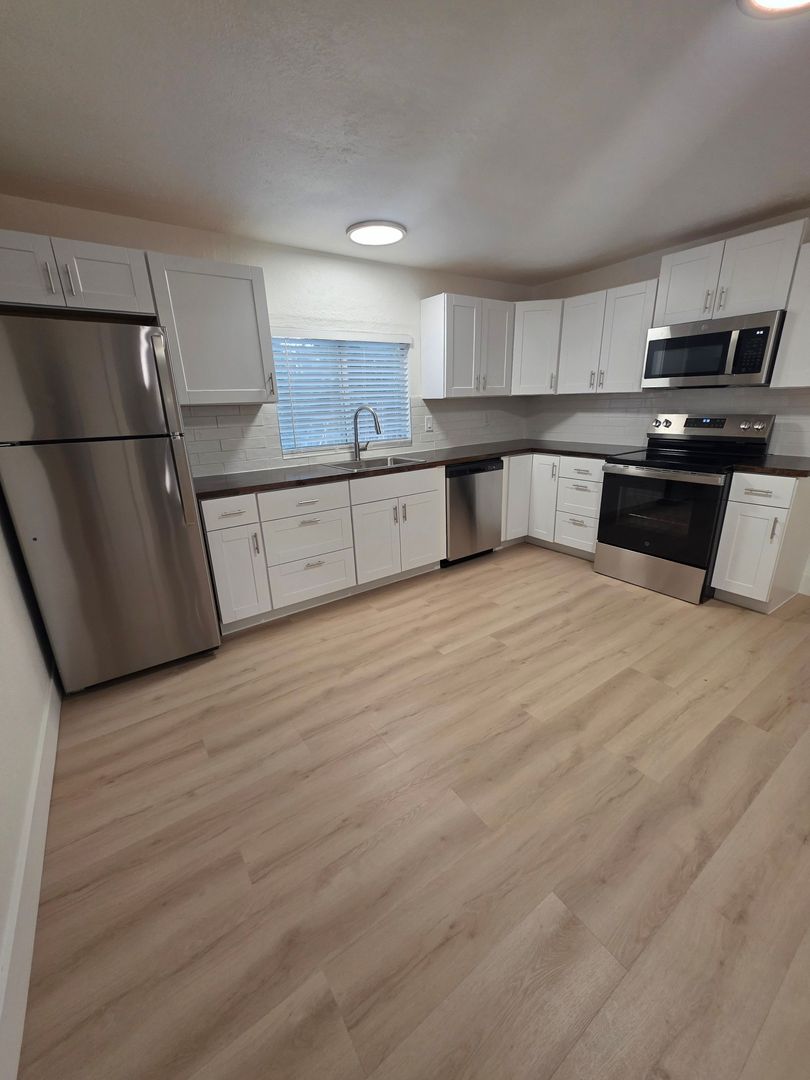 Shasta Lake House: 4072 Flower Street
