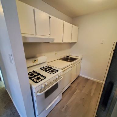 Two Bedroom Apartment Available At Barracks West – photo 1