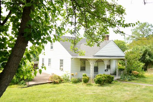 Great Location - Hardwood Flooring – photo 1