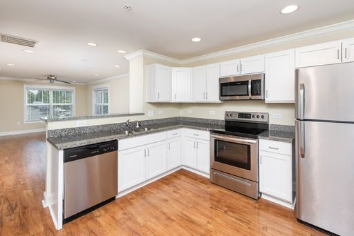 2 bedroom Townhouse- with balcony- only $500 deposit – photo 1