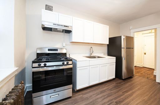 **Renovated One-Bedroom Apartment – Modern Style Meets Classic Character** – photo 1