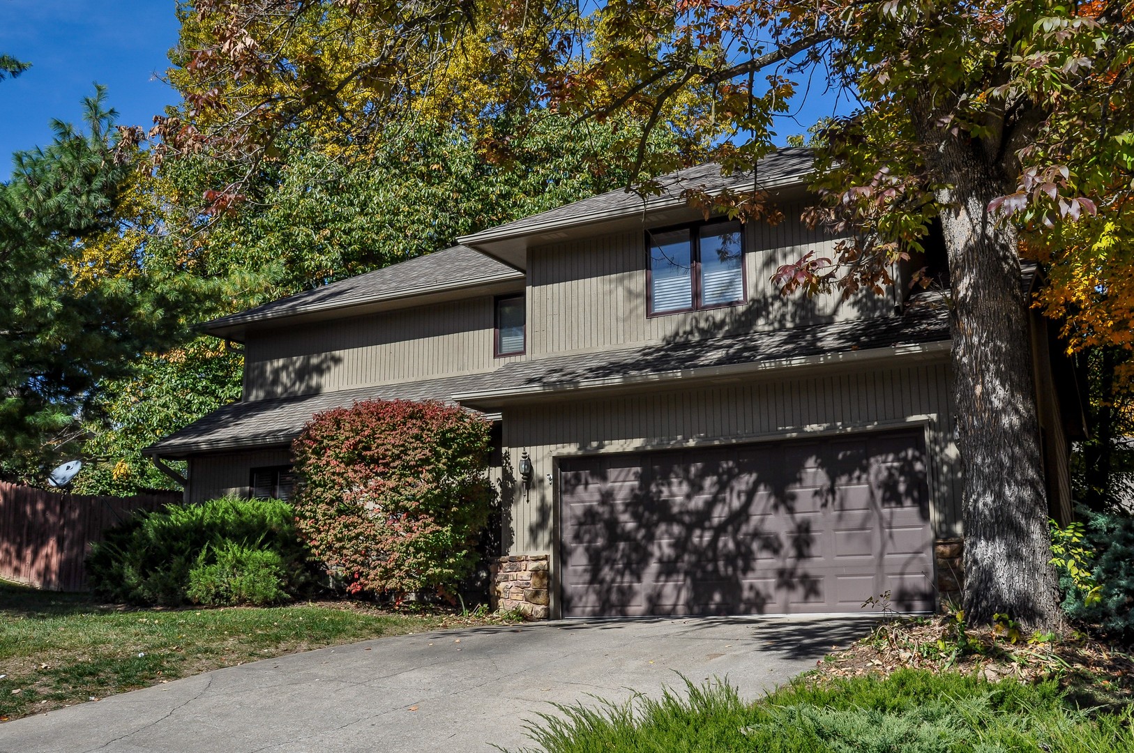 Columbia House: 117 Hollyridge Ln