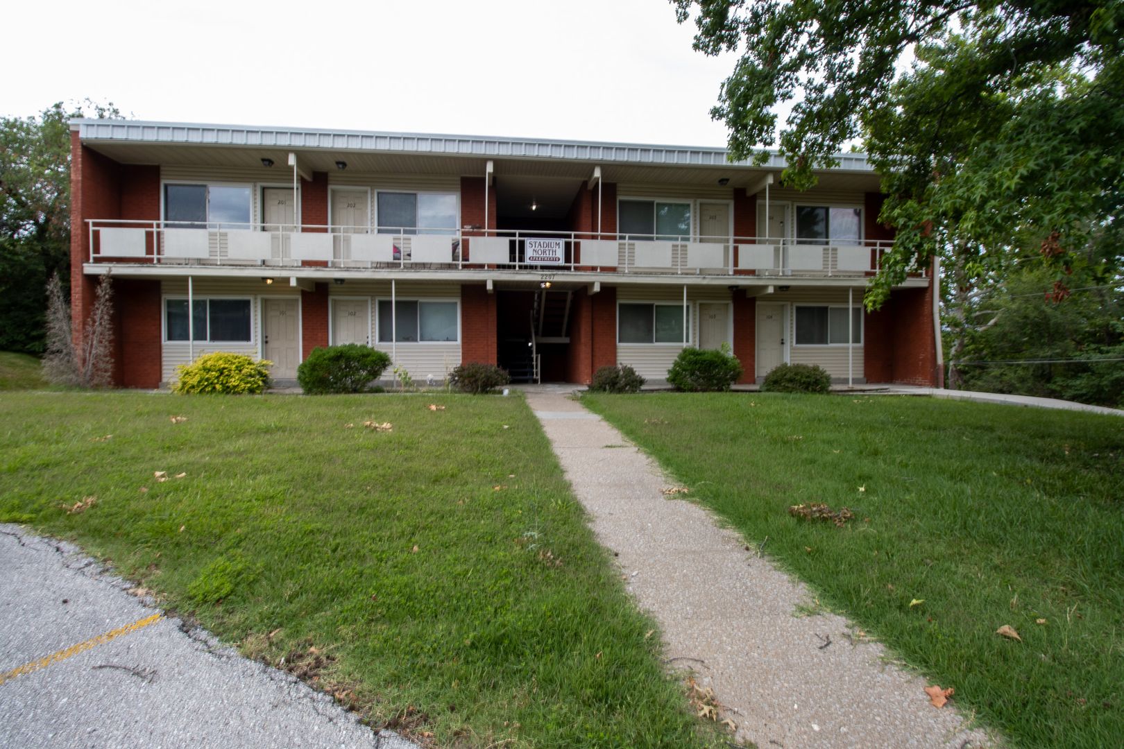 Columbia Apartment: 2207 Oakwood Dr