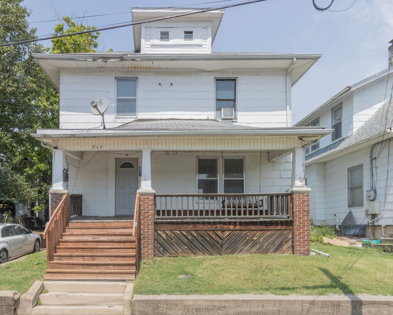 Columbia Apartment: 717 Lyon St