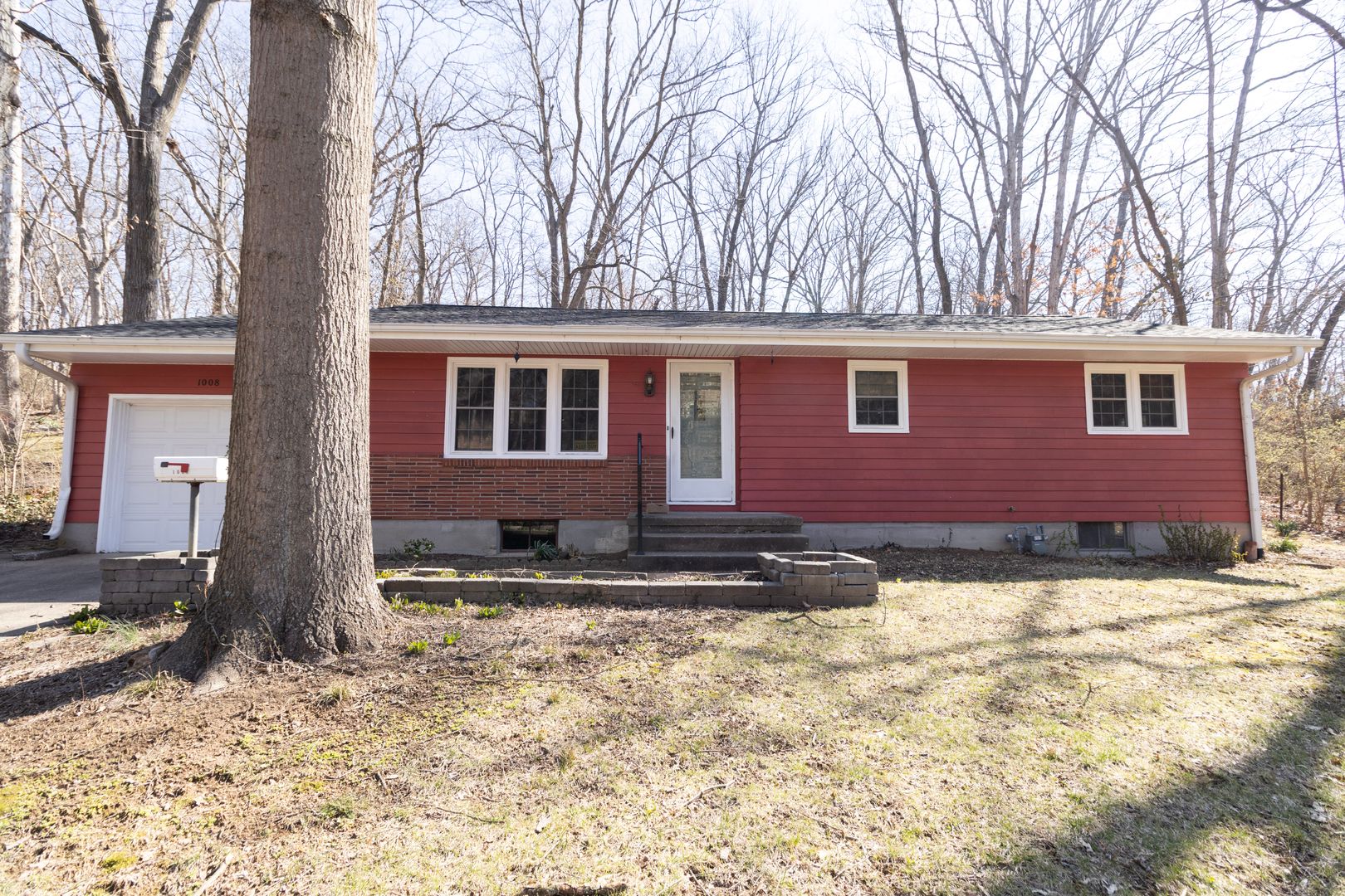 Columbia House: 1008 Lakeshore Dr