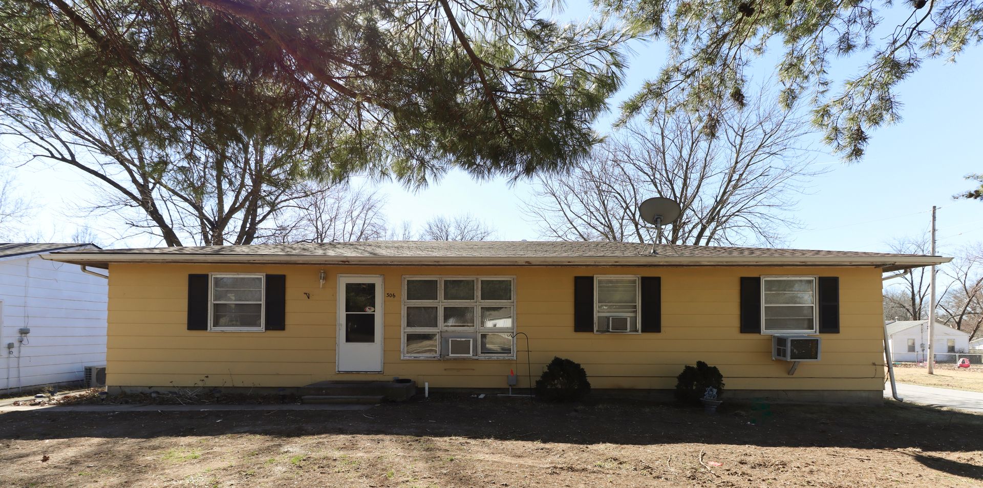 Hallsville Apartment: 306 E Hwy 124