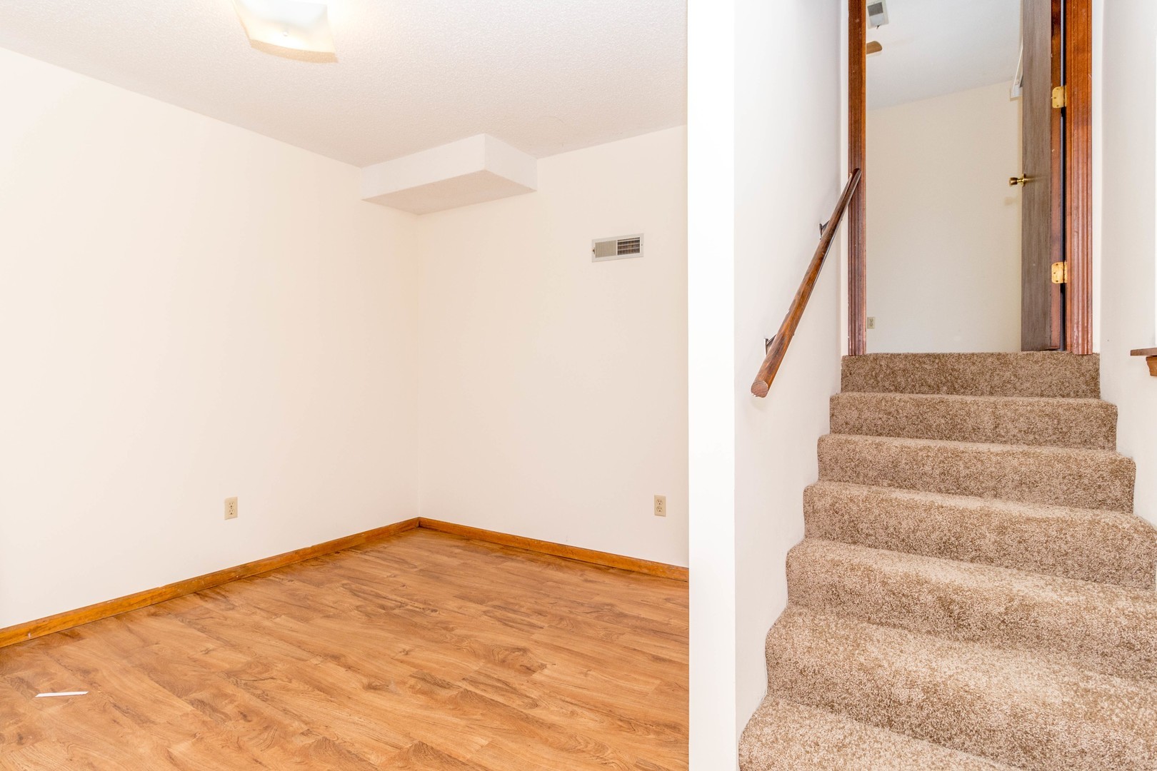 Columbia Apartment: 1616-1618 Handley Place