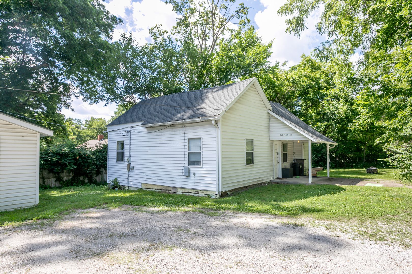 Columbia Apartment: 1605 Hinkson Ave