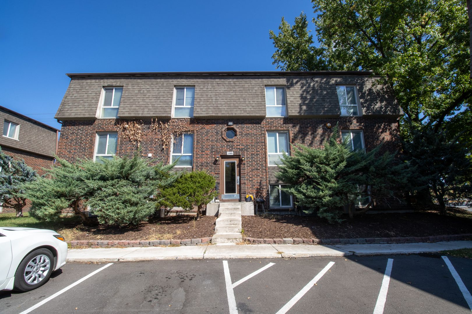 Columbia Apartment: 1800-1816 East Broadway