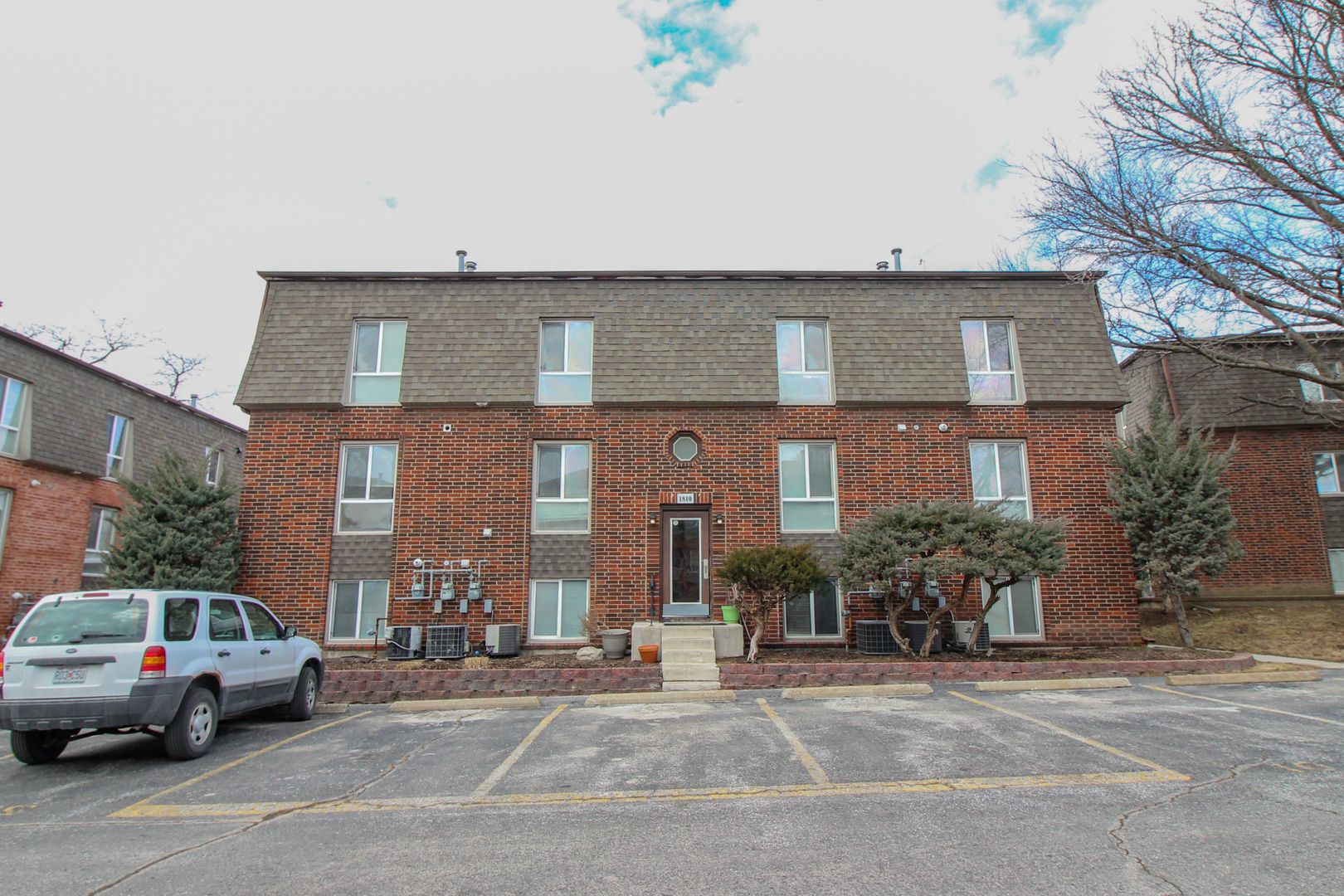 Columbia Apartment: 1800-1816 East Broadway