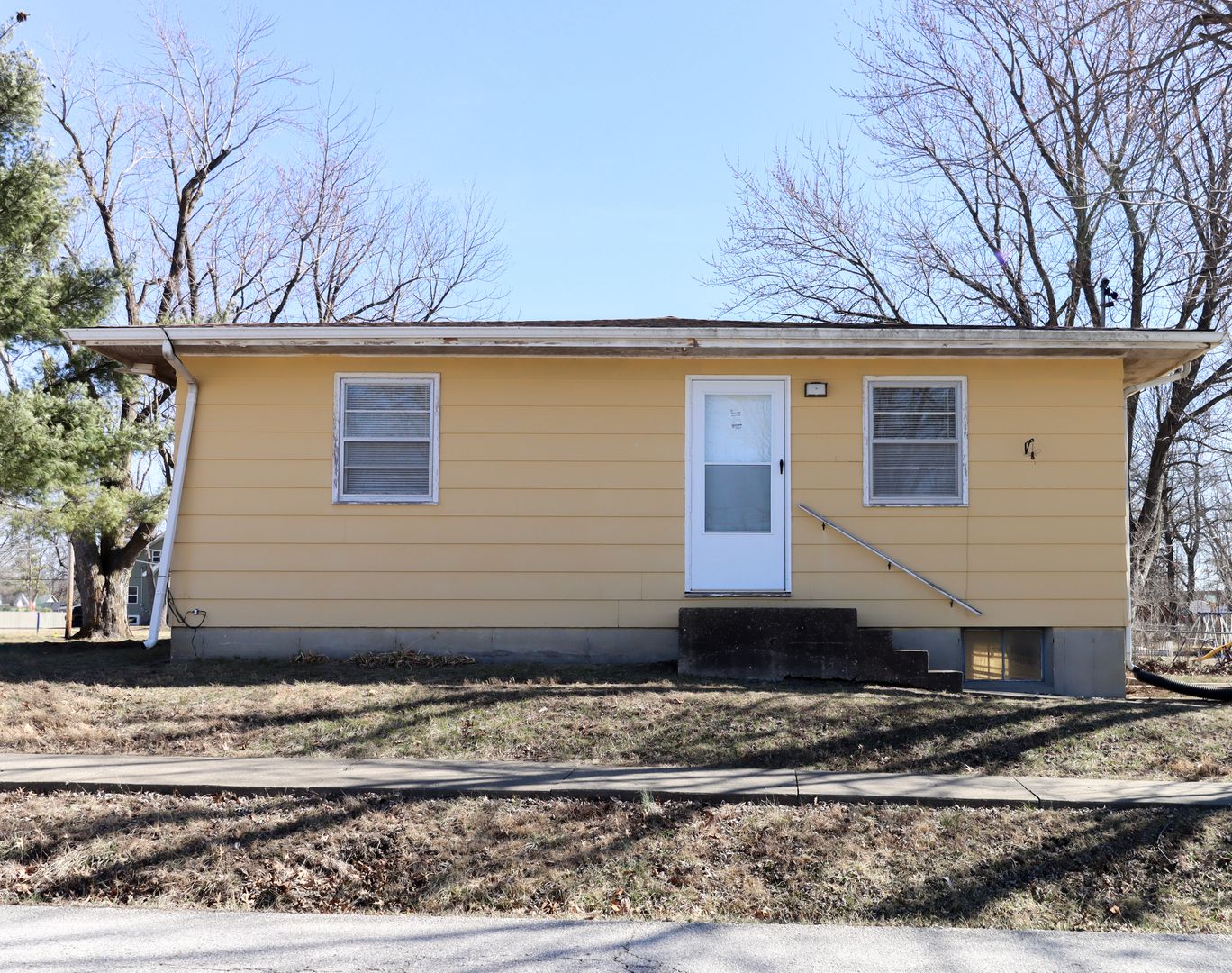 Hallsville Apartment: 306 E Hwy 124